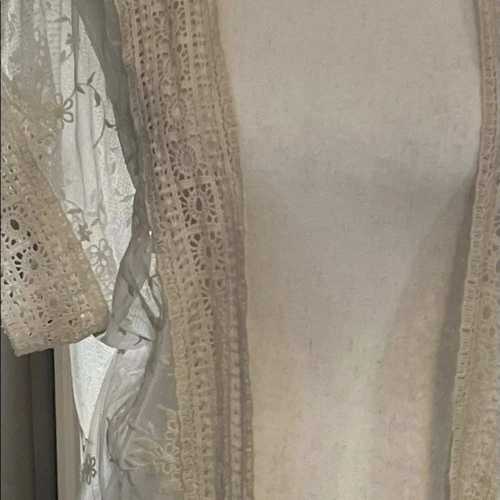 Beautiful lace short sleeve shrug - Picture 2 of 4